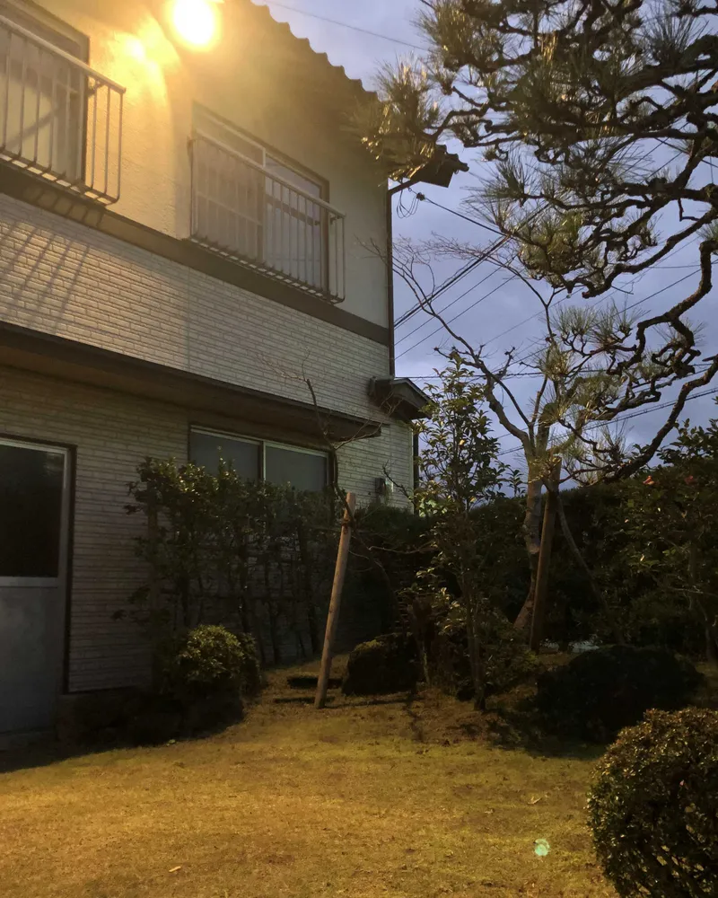 夕暮れの銀河屋の外観